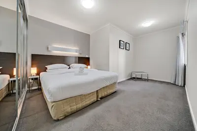 Image de Comfy 2-Bed Near the Lake with Secure Parking