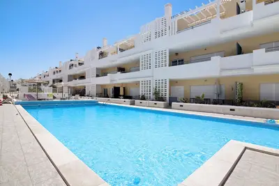 Image de Appartement 'Royal Cabanas Beach 145' avec piscine partagée, jardin partagé et climatisation