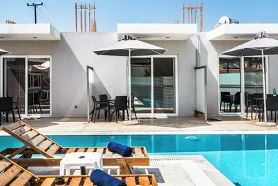 Image de Studio 'Family Junior Suite' avec piscine partagée, Wi-Fi et climatisation