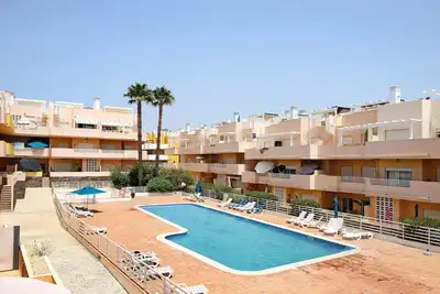 Image de Appartement 'Royal Cabanas Golf 86' avec piscine partagée, balcon et climatisation