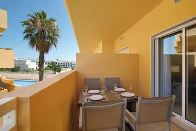 Image de Appartement 'Royal Cabanas Golf 85' avec piscine partagée, jardin partagé et climatisation
