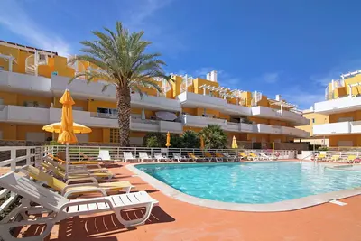 Image de Appartement de vacances \"Royal Cabanas Golf 135\" avec vue sur la mer, piscine partagée et terrasse
