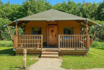 Image de 6-person Lodge with a private kitchen, bathroom and beds made up