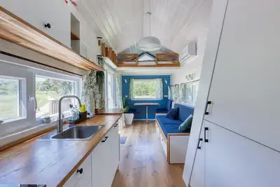 Image de Tiny house with a maximum of 6 sleeping spots in the color blue.