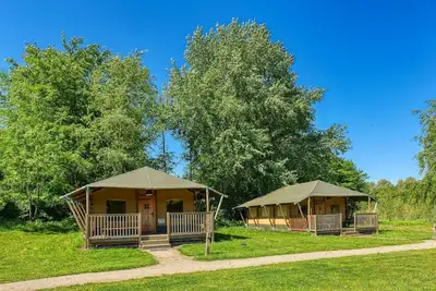 Image de Two 6-person glamping lodges