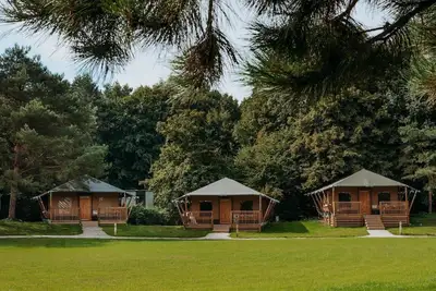 Image de 3 glamping lodges side by side