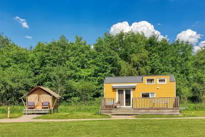 Image de A luxury tiny house with extra sleeping lodge