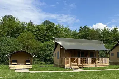Image de Combination of the most luxurious Glamping Lodge with adjacent sleeping tent for 8 people