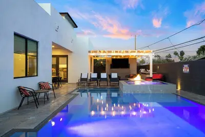 Image de Desert Sky - Luxury pool and Spa - walk to Old Town!