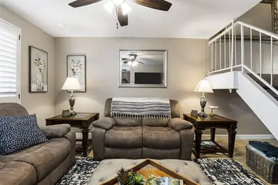 Image de New! Near Old Town & Hiking | Patio | Grill | Pool