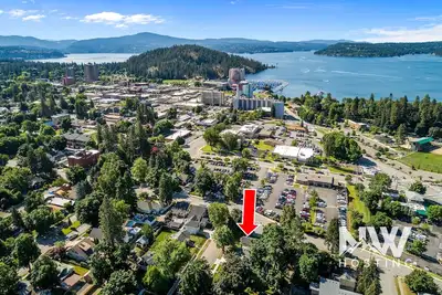 Image de Adorable Bungalow w/ Electric Fireplace & Large Fenced Yard—Just a 10 Min Walk to the Beach!