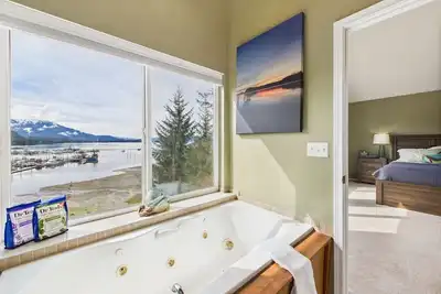 Image de Juneau Oceanfront Home Overlooking Auke Bay