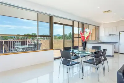 Image de Tuggeranong Short Stay #06 - Large Balcony With Lake Views - Sleeps 6