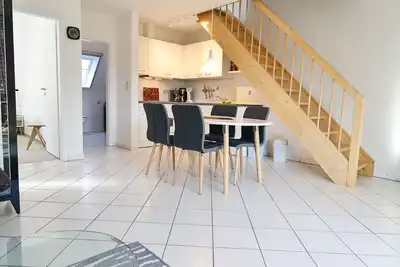 Image de Moderne, Nordische und Helle Ferienwohnung Überdachtem Südbalkon