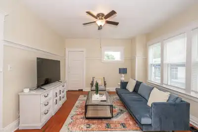 Image de Historic Charm Meets City Living in this Adorable 3 Bdr Cinci Cottage