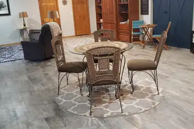 Image de Spacious place w/ outside kitchen. Close to the Apple River and so much more.
