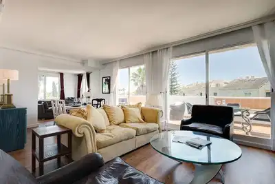 Image de Penthouse With Vast Indoor / Outdoor Areas. Breathking sea and Mountain Views