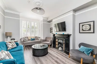 Image de 7 Longfield Terrace · Gorgeous Central 5 Bed House in York with Parking I Pass The Keys
