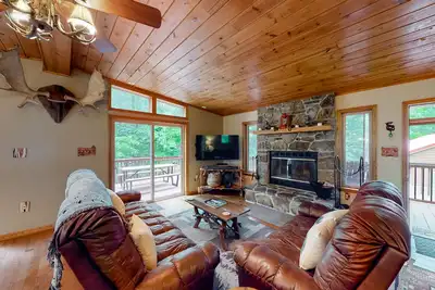 Image de Spacious forest retreat with grill, firepit, game room, & jacuzzi tub - dogs ok