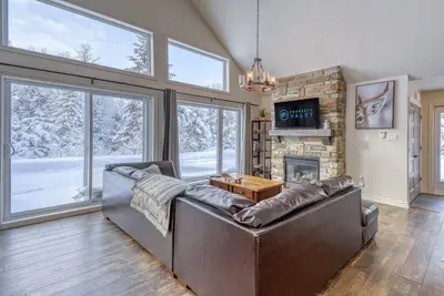 Image de The Pinecone Lodge: 3-Br Home with Hot Tub