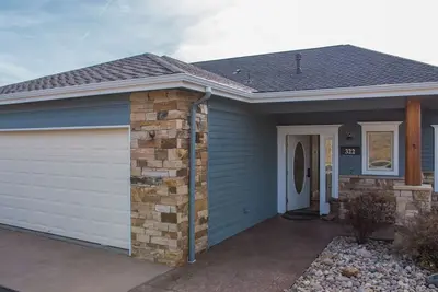 Image de Luxury log-cabin-style condo private outdoor hot tub, and wraparound deck!