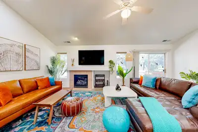 Image de Adventurer’s retreat with Ps5, modern kitchen, private patio, & desert views