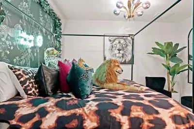 Image de Dream Selfie House for Sleepover, Game Night, Photoshoot, Romatic Getaway