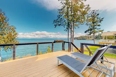 Image de Waterfront dream home with unparalleled views, gas fireplace, & washer/dryer
