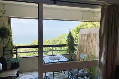 Image de Aux Flots Bleus, avec balcon et vue sur mer