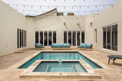 Image de Villa Costa Esmeralda 6 Br 4. 5 Ba with pool sleeps 13