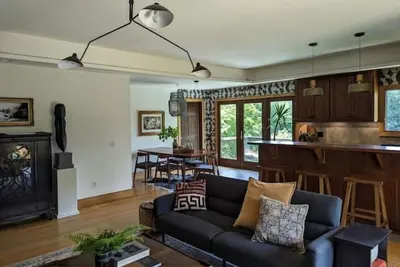 Image de Secluded nature retreat - 60 acres with private lake