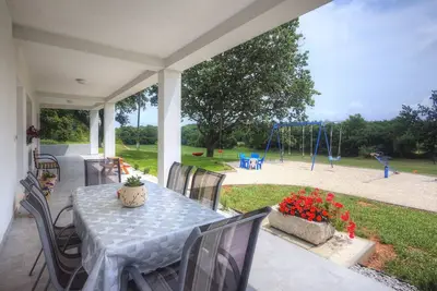 Appartement avec grand jardin, aire de jeux