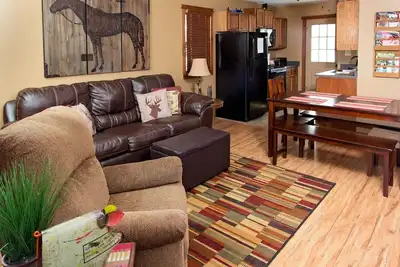 Image de Prancing Doe sleeps 6, or rent all 4 for 20. Horseback riding across the Rd!