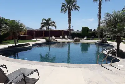 Image de 5 minutes to the beach! Family-sized condo with large pool fastWifi & deck