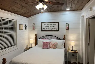Image de Backwoods Barbie…. Dolly-inspired, peaceful tiny home near the Gsmnp