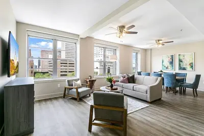 Image de Spacious Condo in California Building