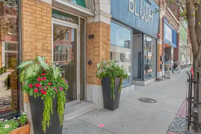 Image de Spacious Loft in walking distance to coffee shops and great dining options.
