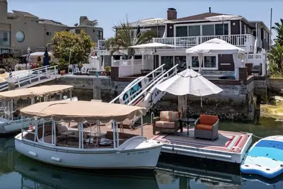 Image de Luxury Home On water with boat and large patios!