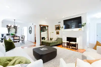 Image de Escape to Five Points: Stylish 3br Haven with Large Backyard & Outdoor Living