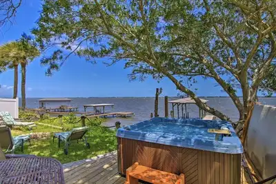 Image de Step-Free Waterfront Villa: Gas Grill & Patio