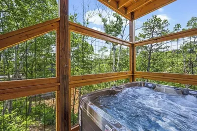 Image de * Relaxing 2bd Cabin w/ Views! Arcade & Hot Tub! *