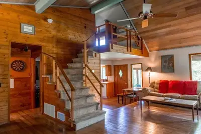 Image de Cozy House 5 minutes outside of downtown Whitefish on 10 acres. Pet-Friendly!