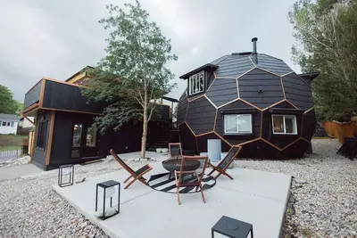 Image de Spectacular Dome House in Calgary with clubhouse and patios