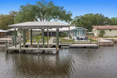 Image de River's Edge Retreat-3\/3. 5, sleeps 9, waterfront with dock! Newly Remodeled!