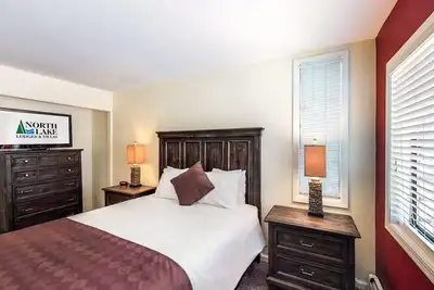 Image de 3 Story Sleep 8 House in the Heart of Incline Village with a Jacuzzi in The Loft