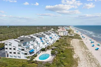 Image de Beachfront Condo - Oceanfront Views - Updated Kitchen - Pool