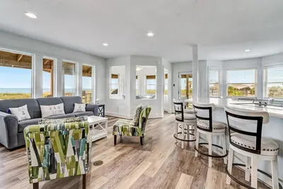 Image de New Listing! Stunning Oceanfront 4-bedroom 3 bath house nestled on the quiet end of the island.