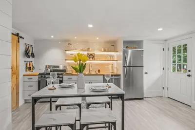 Image de Beach Getaway Condo, 4 Mins to Mayflower, Corporation Sleeps 4, Walk to Treats
