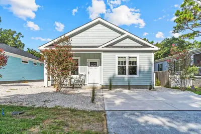 Image de Dog-friendly home near the water with an enclosed yard, outdoor shower, & Ac