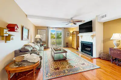 Image de Waterfront end condo with lagoon & golf views - central Ac & washer/dryer